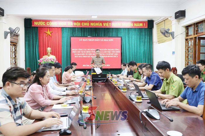 Đoàn công tác làm việc với xã Mai Sơn.