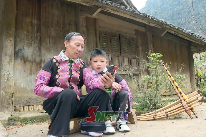 Người cao tuổi bản Co Lóng, xã Vân Hồ, sử dụng điện thoại thông minh.