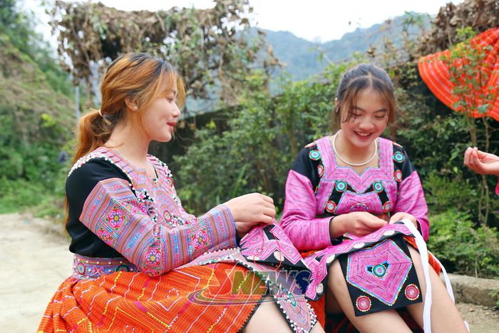 Phụ nữ Mông bản Co Lóng, xã Vân Hồ thêu trang phục thổ cẩm.