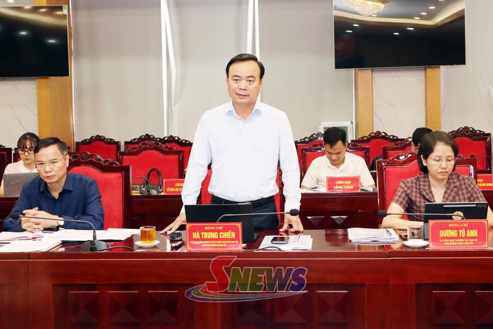 Đồng chí Hà Trung Chiến phát biểu tại cuộc làm việc.