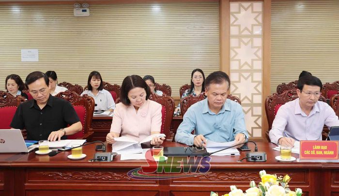 Các đại biểu dự phiên họp.