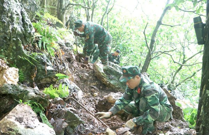Cán bộ Đội Tìm kiếm, quy tập hài cốt liệt sĩ thực hiện nhiệm vụ tại Điểm cao 400 Đá.