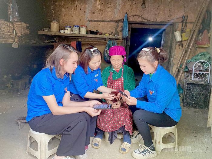 Đoàn viên, thanh niên xã Phố Bảng hướng dẫn người dân sử dụng dịch vụ công trực tuyến.