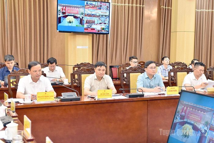 Các đồng chí lãnh đạo UBND tỉnh và các sở, ngành dự hội nghị.