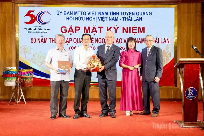 Lãnh đạo Hội Hữu nghị Việt Nam - Thái Lan tặng quà Hội Hữu nghị Việt Nam - Thái Lan tỉnh Tuyên Quang.