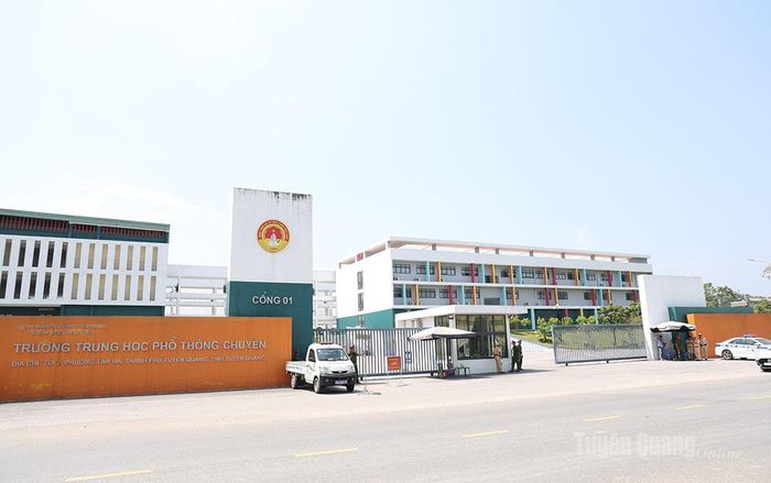 An ninh được thắt chặt tại điểm thi Trường THPT Chuyên Tuyên Quang.