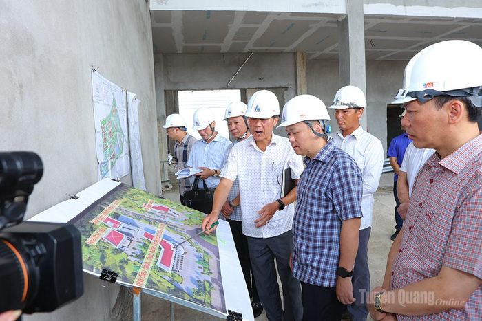 Phó Chủ tịch UBND tỉnh Đỗ Hùng Đức và đoàn công tác kiểm tra tổng quan dự án tại trường Đại học Tân Trào.