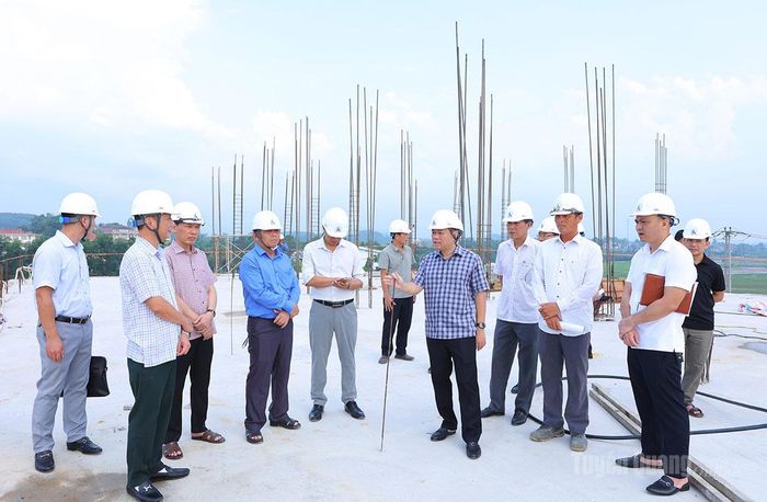 Phó Chủ tịch UBND tỉnh Đỗ Hùng Đức kiểm tra tiến độ dự án tại trường Đại học Tân Trào.