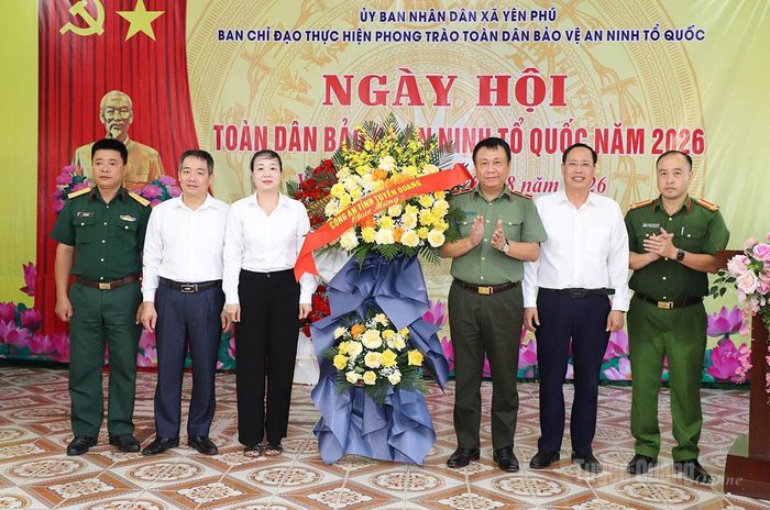 Thiếu tướng Nguyễn Đức Thuận, Giám đốc Công an tỉnh tặng lẵng hoa cho Đảng bộ, chính quyền và các lực lượng xã Yên Phú.