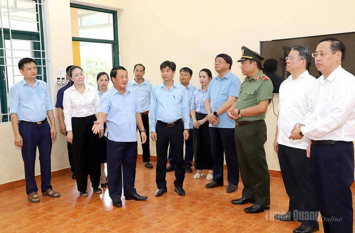 Bí thư Tỉnh ủy Hầu A Lềnh thăm bếp ăn của Trường phổ thông dân tộc bán trú THCS Yên Lâm.