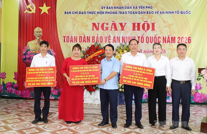 Bí thư Tỉnh uỷ Hầu A Lềnh tặng quà cho xã Yên Phú, Trường phổ thông Dân tộc bán trú THCS Yên Lâm và thôn Ngòi Sen.