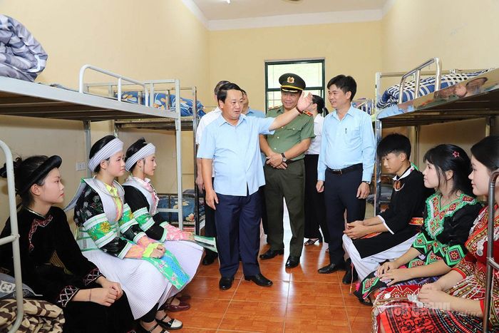 Bí thư Tỉnh ủy Hầu A Lềnh thăm nơi ở của các em học sinh Trường phổ thông dân tộc bán trú THCS Yên Lâm.