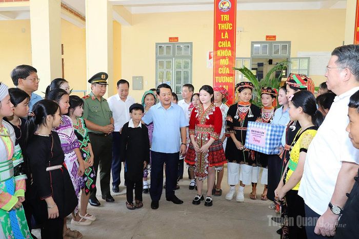 Bí thư Tỉnh ủy Hầu A Lềnh thăm hỏi, động viên thầy trò Trường phổ thông dân tộc bán trú THCS Yên Lâm.