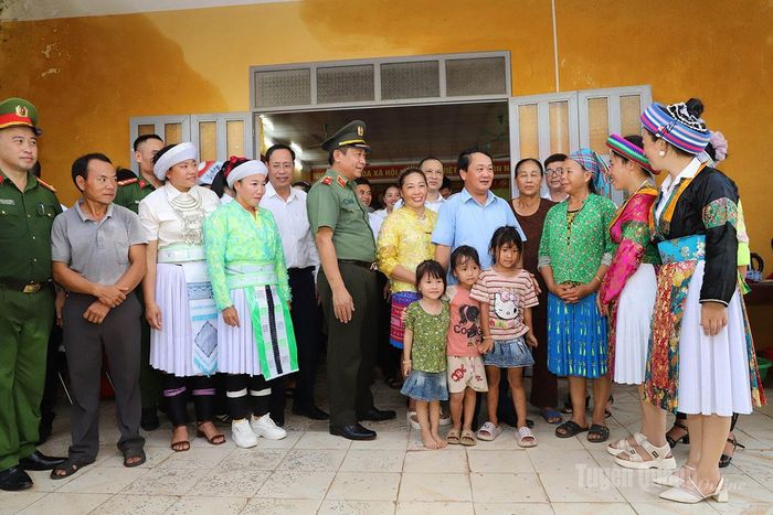 Bí thư Tỉnh ủy Hầu A Lềnh trao đổi với nhân dân xã Yên Phú về bảo vệ an ninh trật tự trên địa bàn.