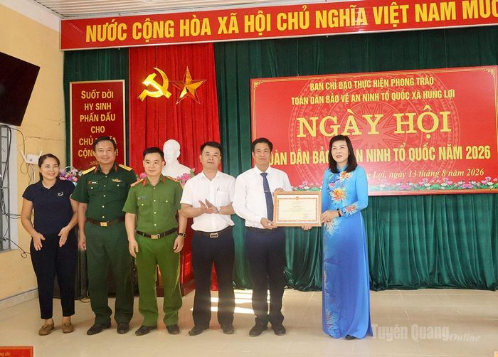Đồng chí Phạm Thị Minh Xuân tặng Bằng khen của Bộ trưởng Bộ Công an cho Nhân dân và cán bộ xã Hùng Lợi vì đã có nhiều đóng góp trong sự nghiệp bảo vệ an ninh Tổ quốc.
