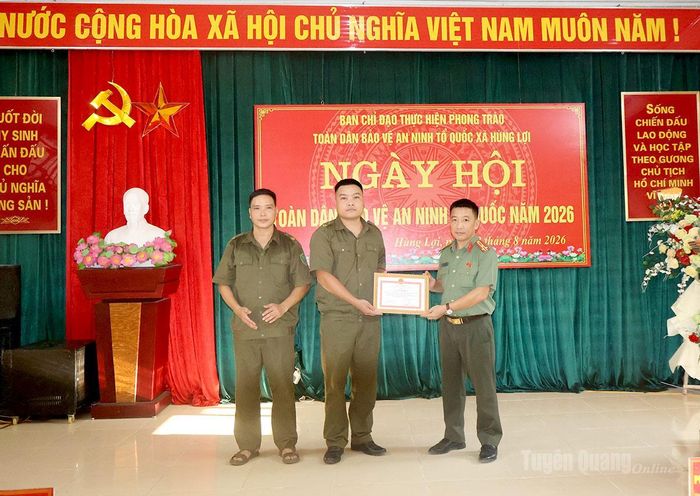Lãnh đạo Công an tỉnh tặng Giấy khen của Giám đốc Công an tỉnh cho các tập thể, cá nhân.
