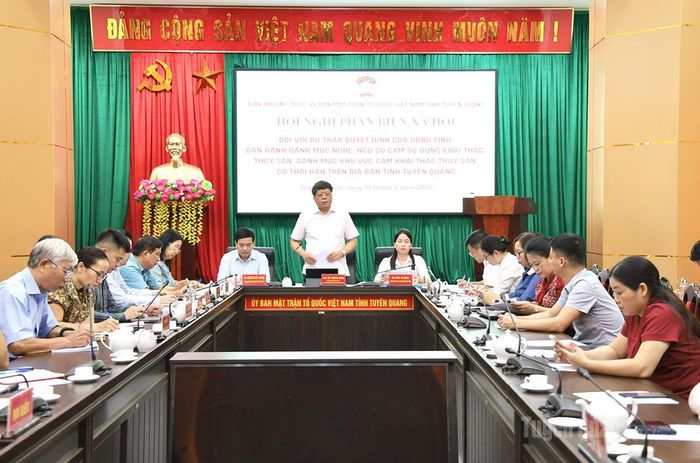 Đồng chí Hà Trung Kiên, Ủy viên Ban Thường vụ Tỉnh ủy, Phó Chủ tịch Thường trực Ủy ban MTTQ Việt Nam tỉnh chủ trì hội nghị.