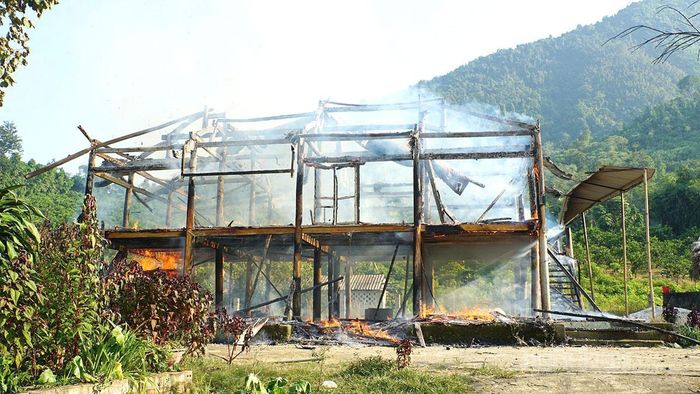 Ngôi nhà sàn của gia đình anh Hoàng Văn Hà, thôn Yên Ngoan, xã Tiên Yên bị thiêu rụi hoàn toàn do chập điện.