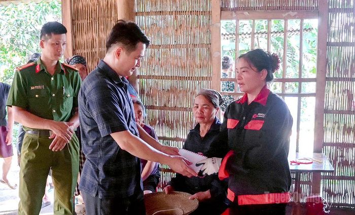 Lãnh đạo xã Tiên Yên thăm hỏi và trao hỗ trợ cho gia đình anh Hoàng Văn Hà.