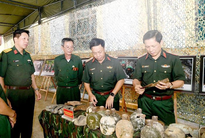 Các đại biểu xem những hiện vật, di vật được tìm thấy trong quá trình tìm kiếm hài cốt liệt sĩ.