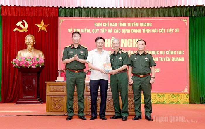 Anh hùng lực lượng vũ trang Nhân dân Nguyễn Đức Huy trao tặng cuốn sách “Hồi ức chiến tranh Vị Xuyên” cho Ban Chỉ đạo về tìm kiếm, quy tập và xác định danh tính hài cốt liệt sĩ tỉnh.