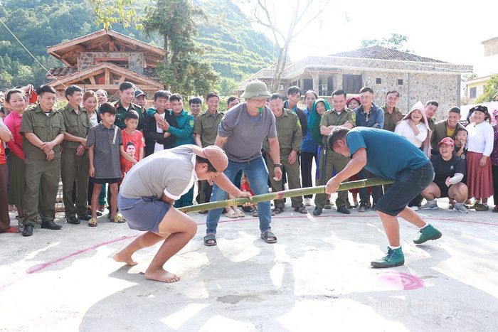 Các vận động viên thi đấu môn đẩy gậy.