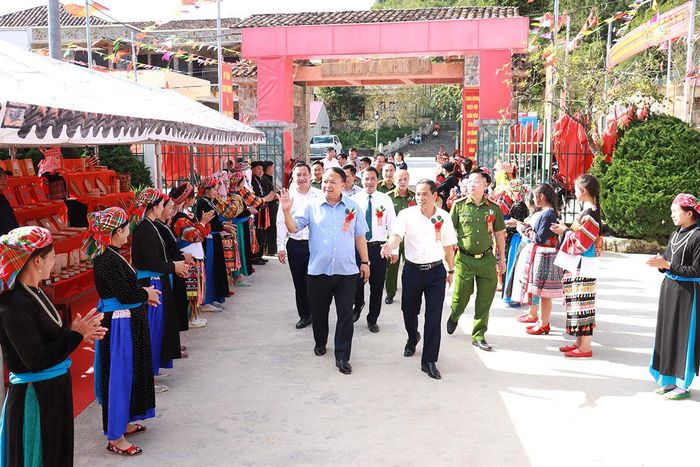 Chủ tịch UBND tỉnh Phan Huy Ngọc đến dự Ngày hội Toàn dân bảo vệ an ninh Tổ quốc tại xã Lũng Cú.