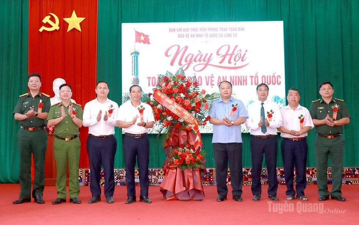 Chủ tịch UBND tỉnh Phan Huy Ngọc tặng hoa chúc mừng Ngày hội Toàn dân bảo vệ an ninh Tổ quốc xã Lũng Cú.