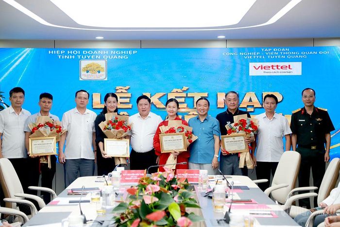 Tặng hoa chúc mừng các doanh nghiệp trở thành hội viên Hiệp hội Doanh nghiệp tỉnh.
