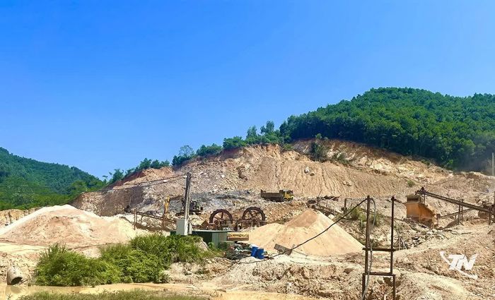 Việc bảo đảm nguồn cung vật liệu xây dựng ổn định, kịp thời là yêu cầu đặt ra trong quá trình đẩy nhanh tiến độ các công trình, dự án trên địa bàn tỉnh. Trong ảnh: Mỏ cát kết của Công ty TNHH Hằng Ngọc Tú (phường Phúc Thuận).