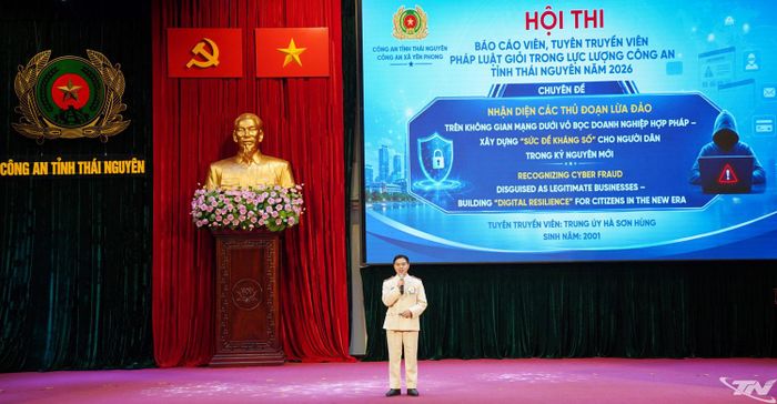 Trung úy Hà Sơn Hùng, Công an xã Yên Phong, thuyết trình chủ đề “Nhận diện các thủ đoạn lừa đảo trên không gian mạng dưới vỏ bọc doanh nghiệp hợp pháp - xây dựng "sức đề kháng số" cho người dân trong kỷ nguyên mới”.