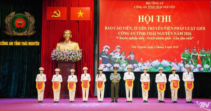 Đại tá Hà Trọng Trung, Phó Giám đốc Công an tỉnh, tặng Cờ lưu niệm cho các thí sinh.