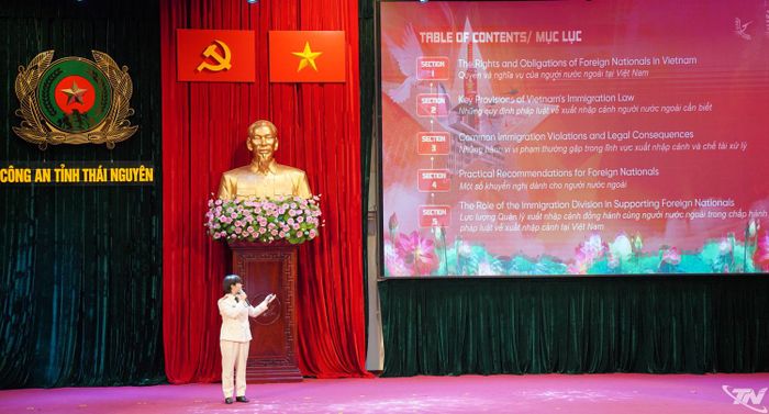 Đại úy Diệp Thanh Vân, Phòng Quản lý xuất nhập cảnh, thuyết trình chủ đề “Lực lượng quản lý xuất nhập cảnh đồng hành cùng người nước ngoài trong chấp hành pháp luật về xuất nhập cảnh tại Việt Nam”.