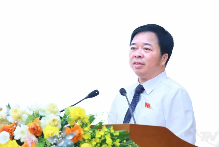 Đồng chí Bùi Văn Lương, Phó Bí thư Tỉnh ủy, Chủ tịch HĐND tỉnh, phát biểu tại Kỳ họp.