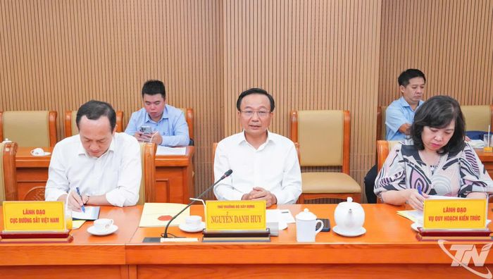 Thứ trưởng Bộ Xây dựng Nguyễn Danh Huy và Đoàn công tác tại buổi làm việc.