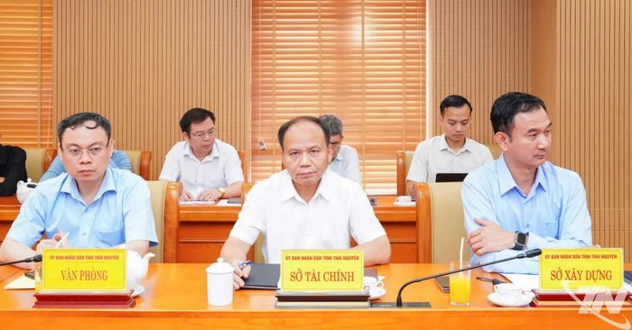 Các đại biểu dự buổi làm việc.