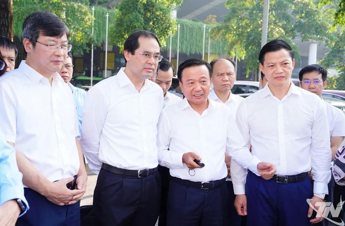 Đoàn công tác của Bộ Xây dựng và các đồng chí lãnh đạo tỉnh Thái Nguyên khảo sát vị trí quy hoạch điểm đầu tuyến đường sắt đô thị trung tâm tỉnh Thái Nguyên kết nối với Thủ đô Hà Nội.