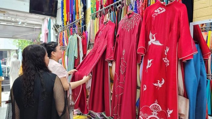 Áo dài được du khách chọn làm quà tặng khi đến Huế. 
