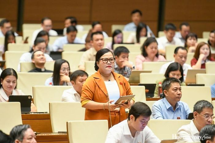 Đại biểu Nguyễn Thị Sửu, Phó Trưởng đoàn chuyên trách Đoàn ĐBQH TP. Huế tham gia thảo luận ở hội trường. Ảnh: Đoàn ĐBQH thành phố cung cấp