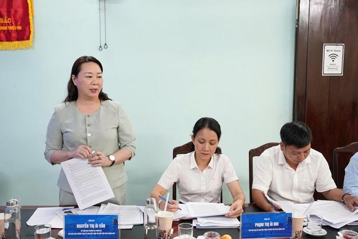  UVTV Thành ủy, Phó Chủ tịch Thường trực Ủy ban MTTQ Việt Nam thành phố Nguyễn Thị Ái Vân phát biểu đóng góp ý kiến. 