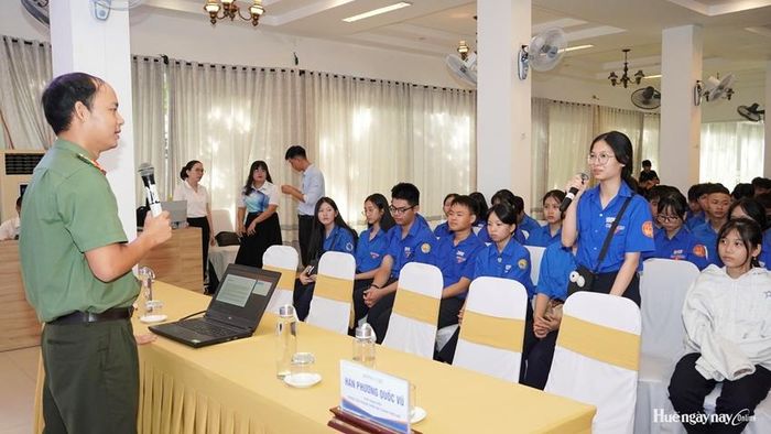 Đại diện Công an TP. Huế chia sẻ những kỹ năng cần thiết, giúp thanh thiếu nhi sử dụng mạng xã hội an toàn, văn minh.