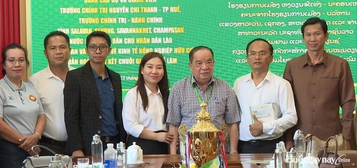 Đoàn đại biểu các Trường Chính trị Lào chụp hình lưu niệm với lãnh đạo Tập đoàn Quế Lâm. 