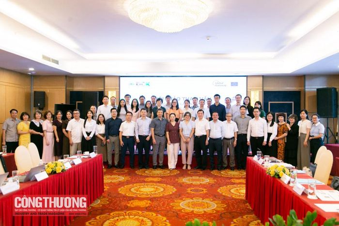 Các đại biểu chụp ảnh lưu niệm tại Hội thảo.