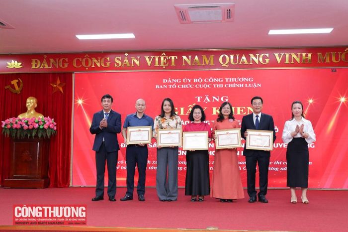 5 tập thể được tặng Bằng khen vì đã có thành tích xuất sắc trong công tác tổ chức, tham gia Cuộc thi