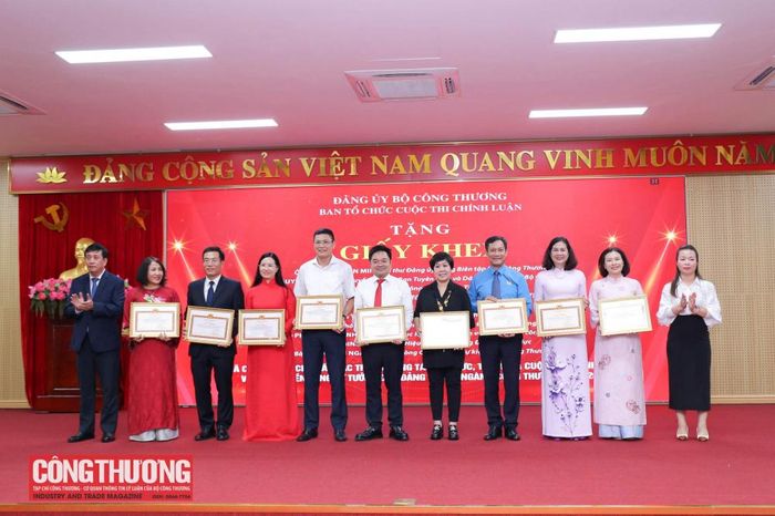10 cá nhân được tặng Bằng khen vì đã có thành tích xuất sắc trong công tác tổ chức, tham gia Cuộc thi
