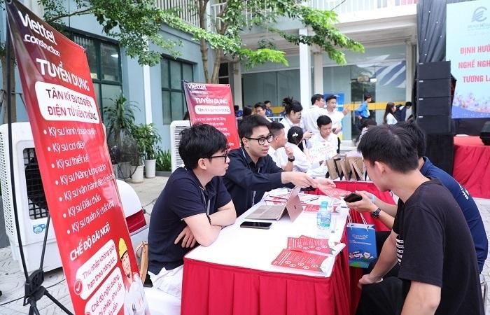 Các bạn sinh viên tham gia ngày hội tuyển dụng tại Trường Đại học Điện lực.