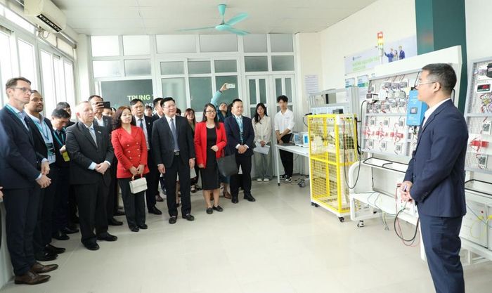 Các đại biểu tham quan Trung tâm đào tạo xuất sắc về điện gió.