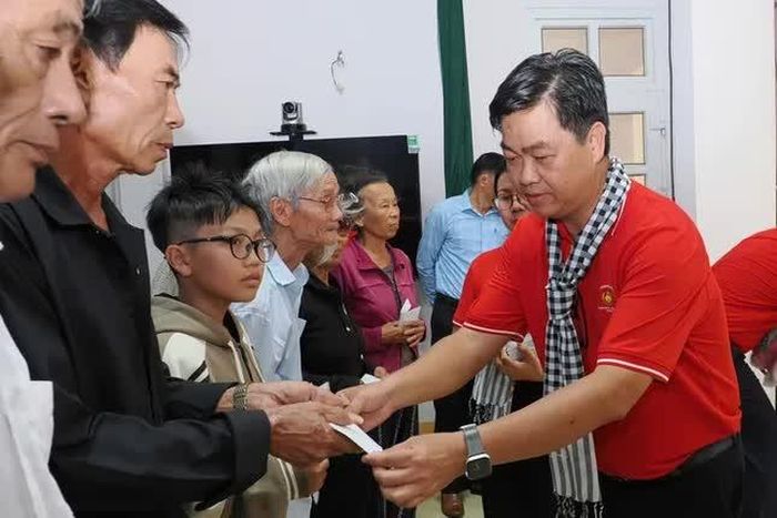 Ông Lê Văn Minh trao quà tại chương trình - Ảnh: Hoàng Hùng