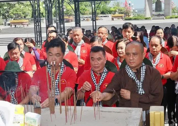 Các đại biểu dâng hương tưởng niệm tại Nghĩa trang Liệt sĩ Quốc gia Đường 9 - Ảnh: Hoàng Hùng