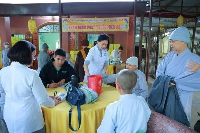Khám bệnh tặng thuốc